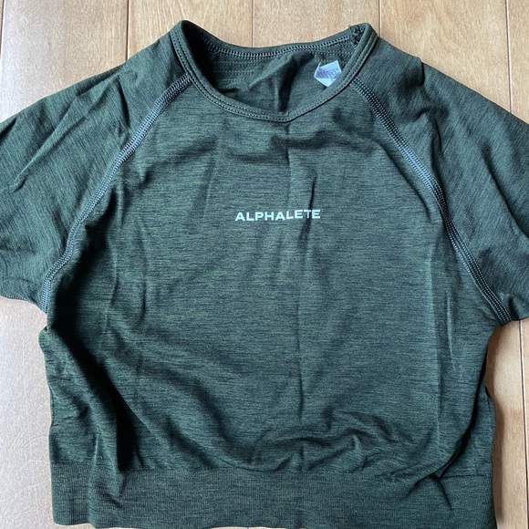 Alphalete Amplify crop top in Evergreen - Picture 3 of 4